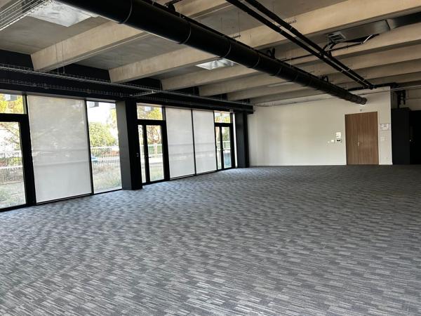 Bureaux à louer à Mérignac en rez-de-chaussée avec terrasse privative et parkings