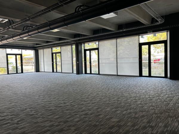 Bureaux à louer à Mérignac en rez-de-chaussée avec terrasse privative et parkings
