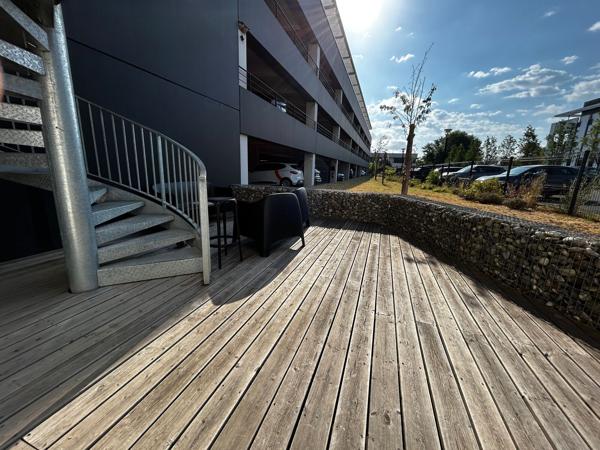 Bureaux à louer à Mérignac en rez-de-chaussée avec terrasse privative et parkings
