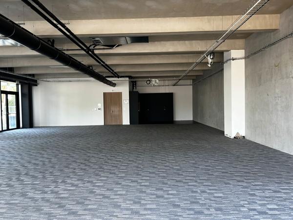 Bureaux à louer à Mérignac en rez-de-chaussée avec terrasse privative et parkings