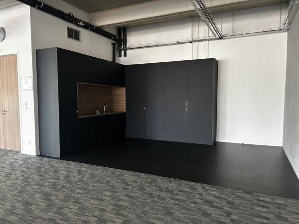 Bureaux à louer à Mérignac en rez-de-chaussée avec terrasse privative et parkings