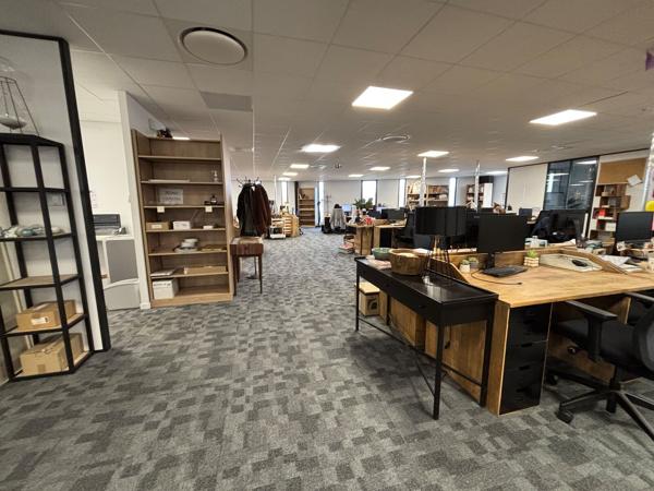 Plateaux de bureaux à louer ou à vendre à Vertou divisibles et récents