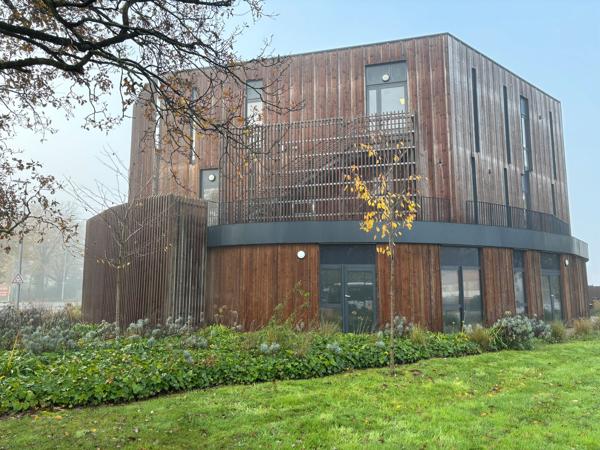 Plateaux de bureaux à louer ou à vendre à Vertou divisibles et récents