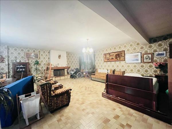 Immeuble à vendre |  Lesperon |  780 m²