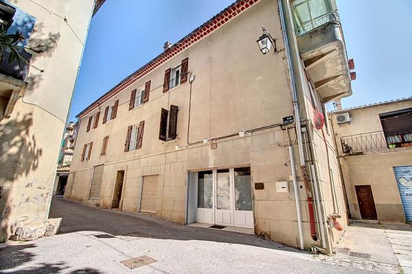 IMMEUBLE À FORT POTENTIEL - COTIGNAC (83) 10 pièces 300 m2