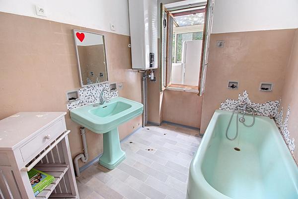 IMMEUBLE À FORT POTENTIEL - COTIGNAC (83) 10 pièces 300 m2