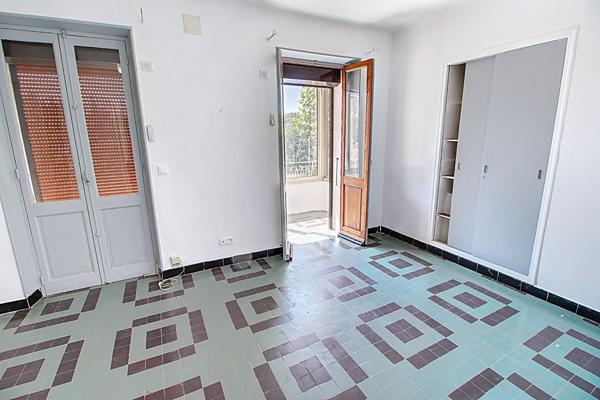 IMMEUBLE À FORT POTENTIEL - COTIGNAC (83) 10 pièces 300 m2