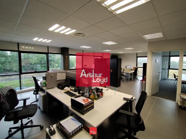 Bureau à louer à Voiron 106m² lumineux accès PMR parking privatif