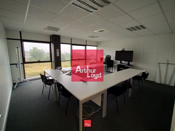 Bureau à louer à Voiron 106m² lumineux accès PMR parking privatif