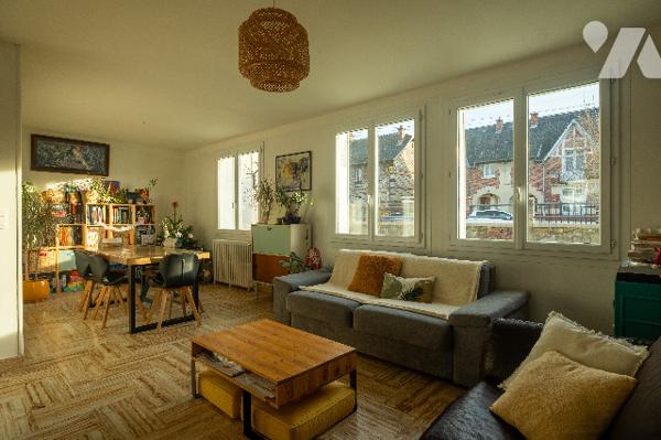 Maison de plain-pied comprenant entrée, cuisine équipée et aménagée ouverte sur séjour-salon 4 ch