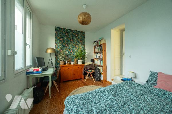 Maison de plain-pied comprenant entrée, cuisine équipée et aménagée ouverte sur séjour-salon 4 ch