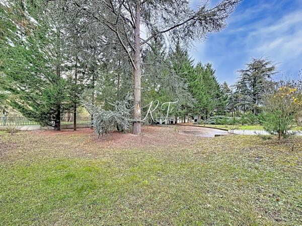 ensemble immobilier de 9 pièces avec une maison et une grande dépendance