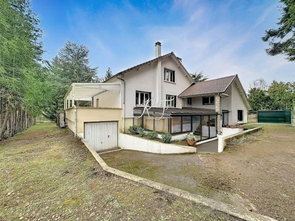 ensemble immobilier de 9 pièces avec une maison et une grande dépendance