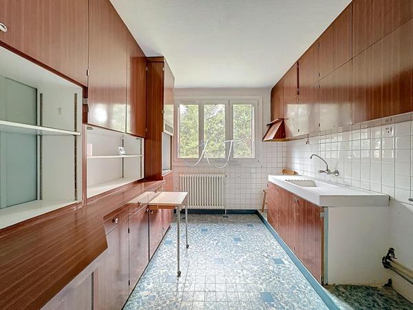 ensemble immobilier de 9 pièces avec une maison et une grande dépendance