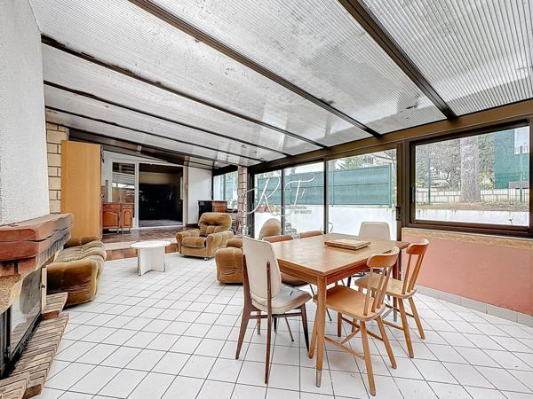 ensemble immobilier de 9 pièces avec une maison et une grande dépendance