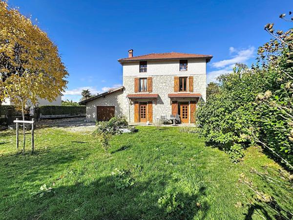 Maison en pierre à La Buisse, à deux pas des écoles et transports