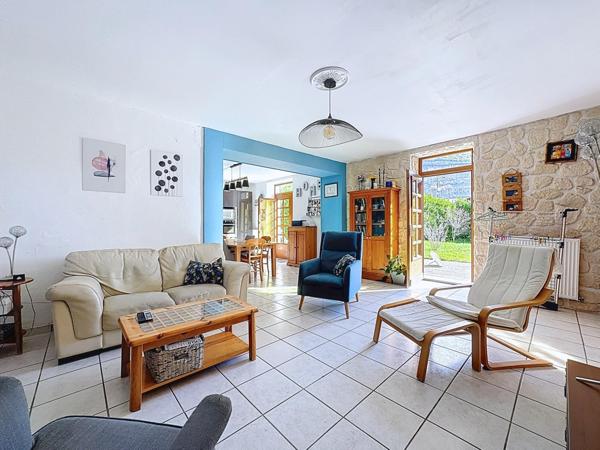 Maison en pierre à La Buisse, à deux pas des écoles et transports