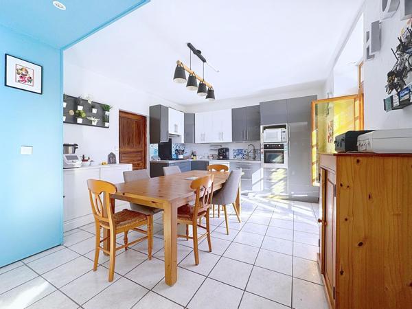 Maison en pierre à La Buisse, à deux pas des écoles et transports