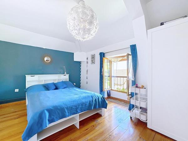 Maison en pierre à La Buisse, à deux pas des écoles et transports