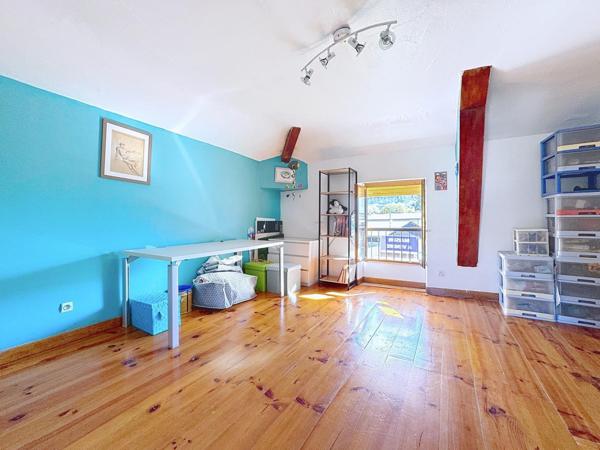 Maison en pierre à La Buisse, à deux pas des écoles et transports