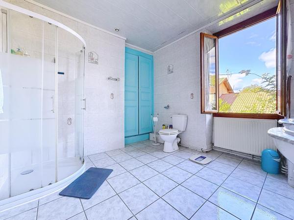 Maison en pierre à La Buisse, à deux pas des écoles et transports