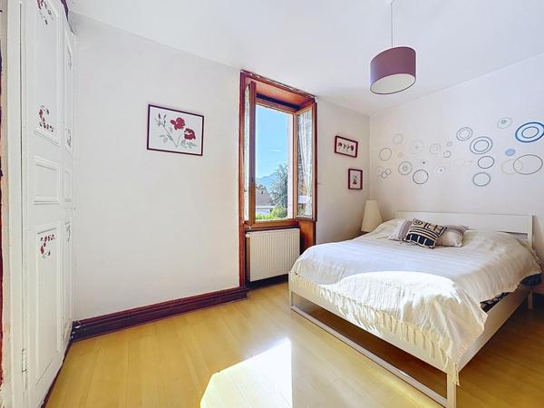 Maison en pierre à La Buisse, à deux pas des écoles et transports