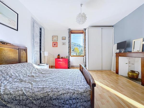 Maison en pierre à La Buisse, à deux pas des écoles et transports