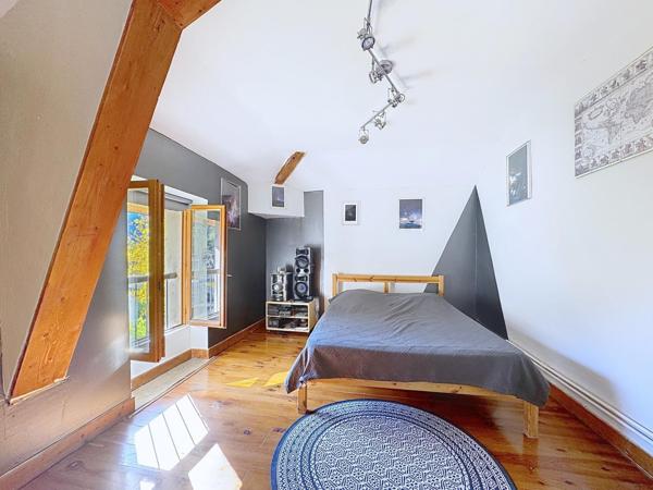 Maison en pierre à La Buisse, à deux pas des écoles et transports