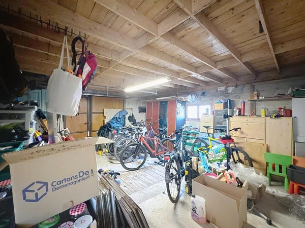 Maison en pierre à La Buisse, à deux pas des écoles et transports