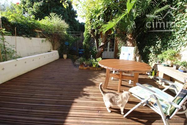 VENDU une maison de charme de 210 m² habitables, avec terrasse et jardin de 105 m². Un puits se trouve dans le jardin.