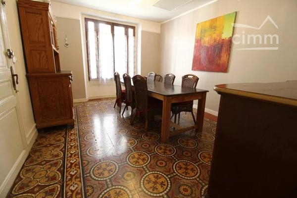 VENDU une maison de charme de 210 m² habitables, avec terrasse et jardin de 105 m². Un puits se trouve dans le jardin.