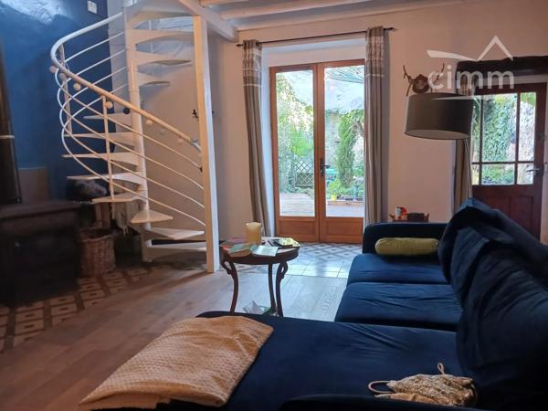 VENDU une maison de charme de 210 m² habitables, avec terrasse et jardin de 105 m². Un puits se trouve dans le jardin.