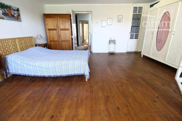 VENDU une maison de charme de 210 m² habitables, avec terrasse et jardin de 105 m². Un puits se trouve dans le jardin.