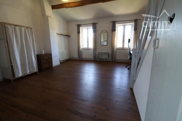 VENDU une maison de charme de 210 m² habitables, avec terrasse et jardin de 105 m². Un puits se trouve dans le jardin.