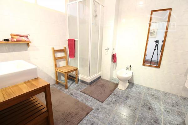 VENDU une maison de charme de 210 m² habitables, avec terrasse et jardin de 105 m². Un puits se trouve dans le jardin.