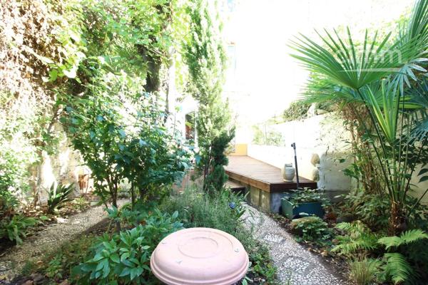 VENDU une maison de charme de 210 m² habitables, avec terrasse et jardin de 105 m². Un puits se trouve dans le jardin.