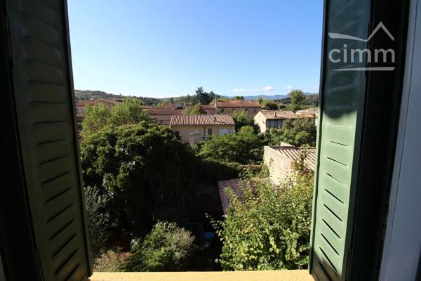 VENDU une maison de charme de 210 m² habitables, avec terrasse et jardin de 105 m². Un puits se trouve dans le jardin.