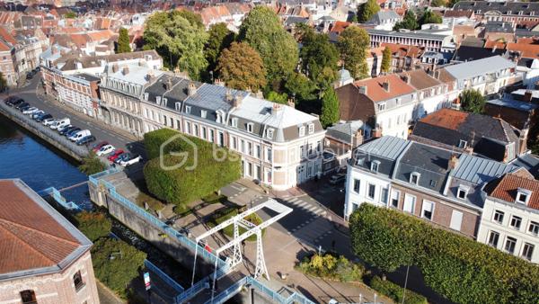 Maison pleine de charme dans un quartier prisé de Douai

Coup de cœur assuré pour cette maison de caractère, idéalement située dans l’un des quartiers les plus recherchés de Douai.

Dès l’entrée, vous serez séduit par son charme authentique, ses beaux volumes et son atmosphère chaleureuse.

La maison offre un agréable salon en double distribution, permettant de profiter de deux espaces de vie distincts, ainsi qu’une cuisine équipée, fonctionnelle et conviviale.

À l’étage, vous découvrirez trois chambres ainsi qu’une salle de bains, offrant un espace nuit confortable pour toute la famille.

Cette maison séduira les amateurs de biens ayant une véritable âme, avec ce petit supplément de charme que l’on ne retrouve pas dans les constructions récentes.

📍 Douai – quartier prisé
🛏️ 3 chambres
🛁 Salle de bains à l’étage
🛋️ Salon double distribution
🍽️ Cuisine équipée
✨ Beaucoup de charme et de caractère
🌿 Pas d’extérieur

Une maison rare, pleine de personnalité, à découvrir sans tarder !