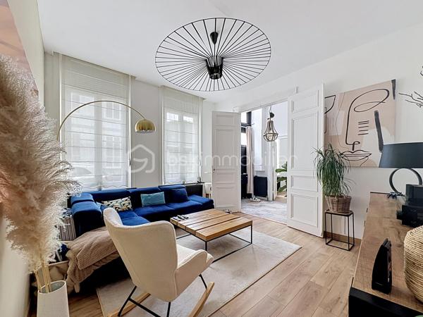 Maison pleine de charme dans un quartier prisé de Douai

Coup de cœur assuré pour cette maison de caractère, idéalement située dans l’un des quartiers les plus recherchés de Douai.

Dès l’entrée, vous serez séduit par son charme authentique, ses beaux volumes et son atmosphère chaleureuse.

La maison offre un agréable salon en double distribution, permettant de profiter de deux espaces de vie distincts, ainsi qu’une cuisine équipée, fonctionnelle et conviviale.

À l’étage, vous découvrirez trois chambres ainsi qu’une salle de bains, offrant un espace nuit confortable pour toute la famille.

Cette maison séduira les amateurs de biens ayant une véritable âme, avec ce petit supplément de charme que l’on ne retrouve pas dans les constructions récentes.

📍 Douai – quartier prisé
🛏️ 3 chambres
🛁 Salle de bains à l’étage
🛋️ Salon double distribution
🍽️ Cuisine équipée
✨ Beaucoup de charme et de caractère
🌿 Pas d’extérieur

Une maison rare, pleine de personnalité, à découvrir sans tarder !