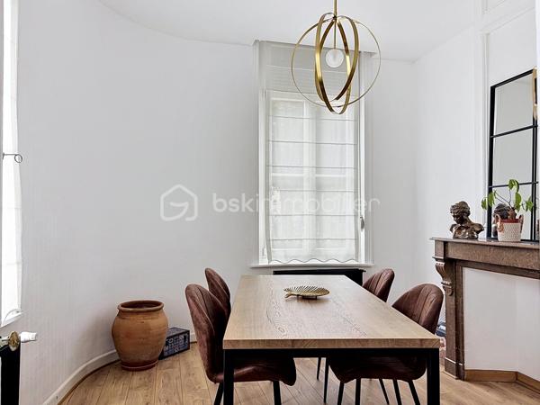 Maison pleine de charme dans un quartier prisé de Douai

Coup de cœur assuré pour cette maison de caractère, idéalement située dans l’un des quartiers les plus recherchés de Douai.

Dès l’entrée, vous serez séduit par son charme authentique, ses beaux volumes et son atmosphère chaleureuse.

La maison offre un agréable salon en double distribution, permettant de profiter de deux espaces de vie distincts, ainsi qu’une cuisine équipée, fonctionnelle et conviviale.

À l’étage, vous découvrirez trois chambres ainsi qu’une salle de bains, offrant un espace nuit confortable pour toute la famille.

Cette maison séduira les amateurs de biens ayant une véritable âme, avec ce petit supplément de charme que l’on ne retrouve pas dans les constructions récentes.

📍 Douai – quartier prisé
🛏️ 3 chambres
🛁 Salle de bains à l’étage
🛋️ Salon double distribution
🍽️ Cuisine équipée
✨ Beaucoup de charme et de caractère
🌿 Pas d’extérieur

Une maison rare, pleine de personnalité, à découvrir sans tarder !