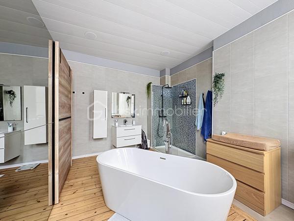 Maison pleine de charme dans un quartier prisé de Douai

Coup de cœur assuré pour cette maison de caractère, idéalement située dans l’un des quartiers les plus recherchés de Douai.

Dès l’entrée, vous serez séduit par son charme authentique, ses beaux volumes et son atmosphère chaleureuse.

La maison offre un agréable salon en double distribution, permettant de profiter de deux espaces de vie distincts, ainsi qu’une cuisine équipée, fonctionnelle et conviviale.

À l’étage, vous découvrirez trois chambres ainsi qu’une salle de bains, offrant un espace nuit confortable pour toute la famille.

Cette maison séduira les amateurs de biens ayant une véritable âme, avec ce petit supplément de charme que l’on ne retrouve pas dans les constructions récentes.

📍 Douai – quartier prisé
🛏️ 3 chambres
🛁 Salle de bains à l’étage
🛋️ Salon double distribution
🍽️ Cuisine équipée
✨ Beaucoup de charme et de caractère
🌿 Pas d’extérieur

Une maison rare, pleine de personnalité, à découvrir sans tarder !