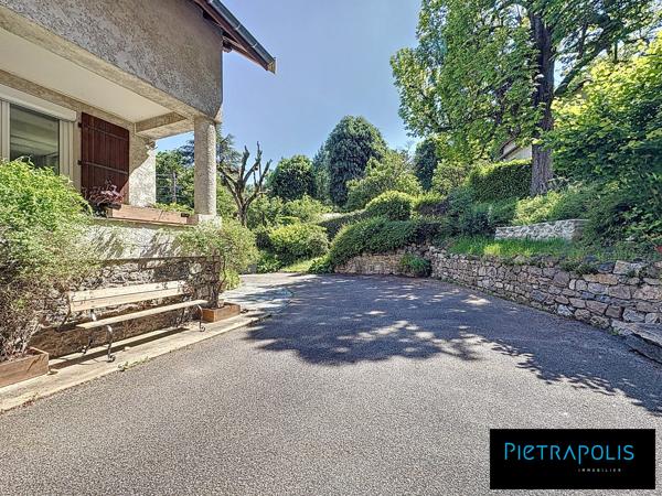 Maison sur les hauteurs au calme