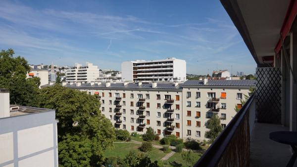 TRES BEAU 2 PIECES MEUBLE DERNIER ETAGE CALME SANS VIS A VIS