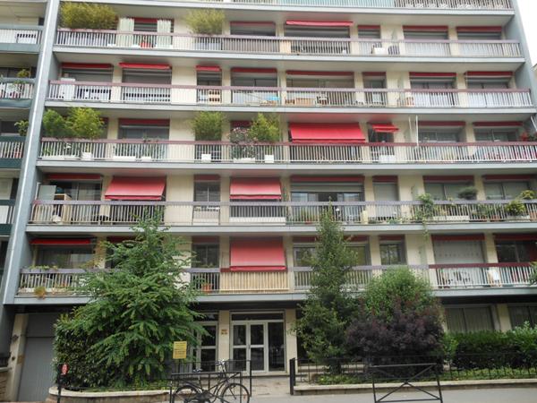 TRES BEAU 2 PIECES MEUBLE DERNIER ETAGE CALME SANS VIS A VIS