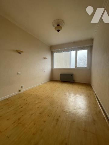 A VENDRE - REZE - Mahaudières - Au 3ème étage- Appartement T4 d'env 71.87m² avec cave et parking.