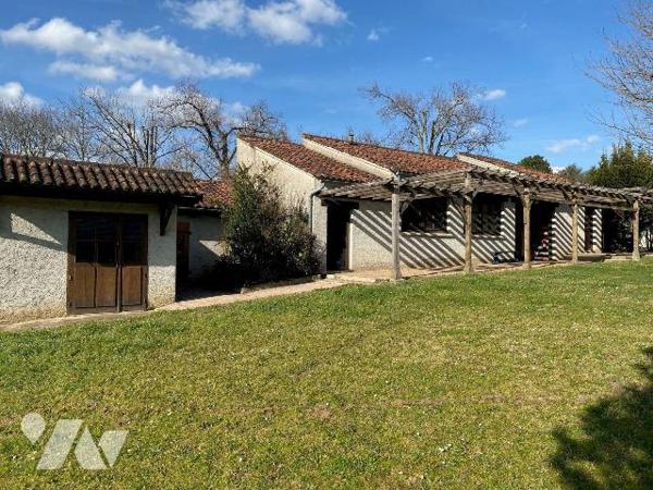  A VENDRE - A CAJARC (46160 - Lot) à deux minutes du bourg du village et des commerces, au calm...