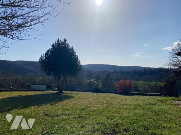  A VENDRE - A CAJARC (46160 - Lot) à deux minutes du bourg du village et des commerces, au calm...