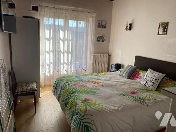  A VENDRE - A CAJARC (46160 - Lot) à deux minutes du bourg du village et des commerces, au calm...