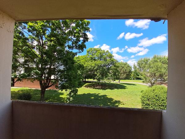 Bel appartement rénové dans résidence calme bien située.