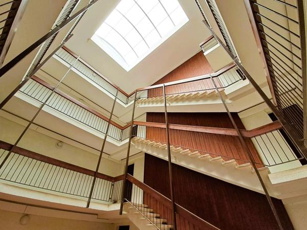 Bel appartement rénové dans résidence calme bien située.